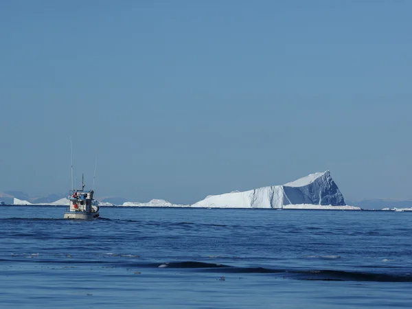 Barco frente a icebergs — Foto de Stock