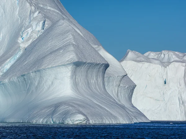 Iceberg enorme em água — Fotografia de Stock