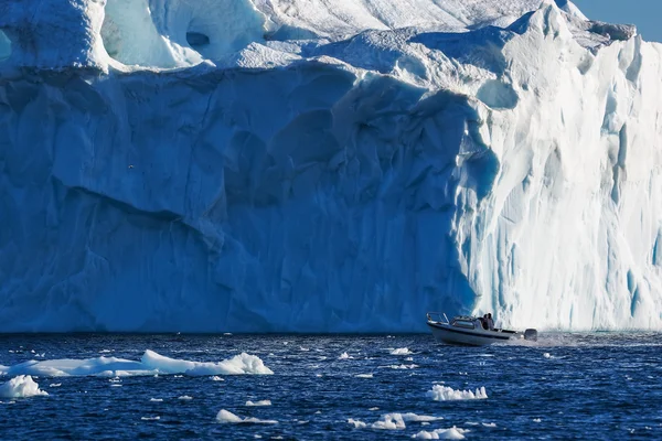 Βάρκα μπροστά παγόβουνα — Φωτογραφία Αρχείου