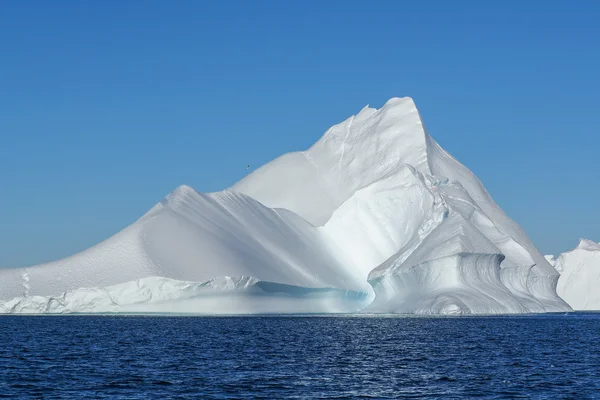 Enorme iceberg en el agua Fotos de stock