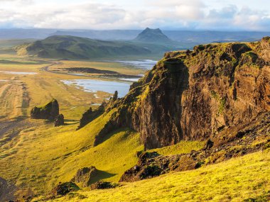 İzlanda'nın kıyı şeridi günbatımı sırasında