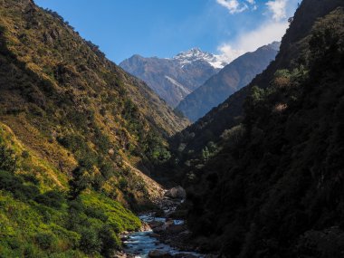 nehir çevreleyen dağlar