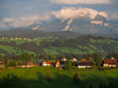Yaz gündoğumu dağ köyü