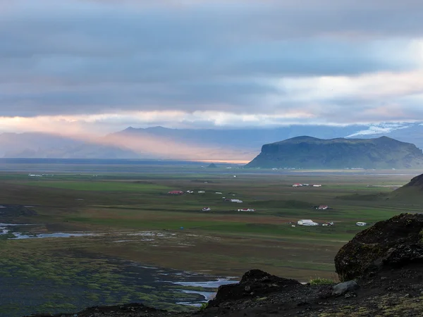 Pôr do sol sobre a terra icelandic — Fotografia de Stock