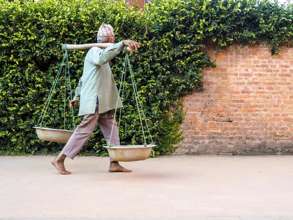 Nepalska pracownika i stara Cegła — Zdjęcie stockowe