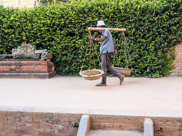 Operaio nepalese e vecchio mattone — Foto Stock