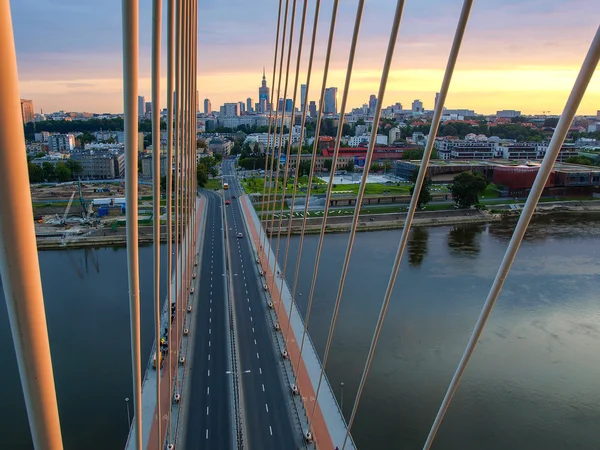 Swietokrzyski Puente sobre Wisla en Varsovia — Foto de Stock