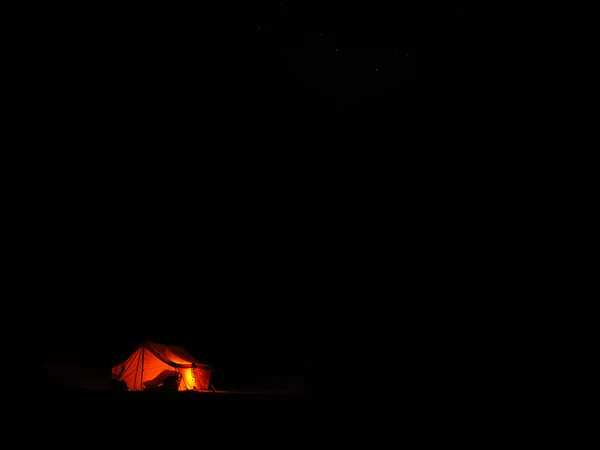 Barraca nas montanhas na noite de inverno — Fotografia de Stock