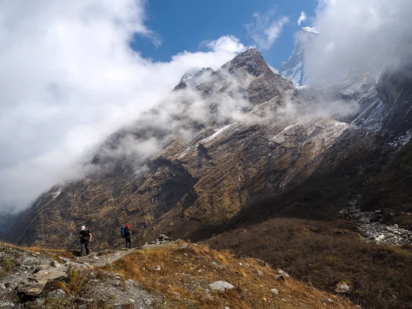 Trekkers en el valle de Modi Khola , — Foto de Stock