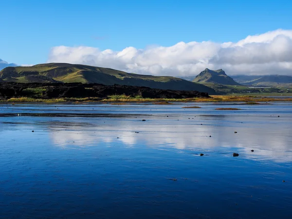 Islandská krajina s hladkým jezero — Stock fotografie