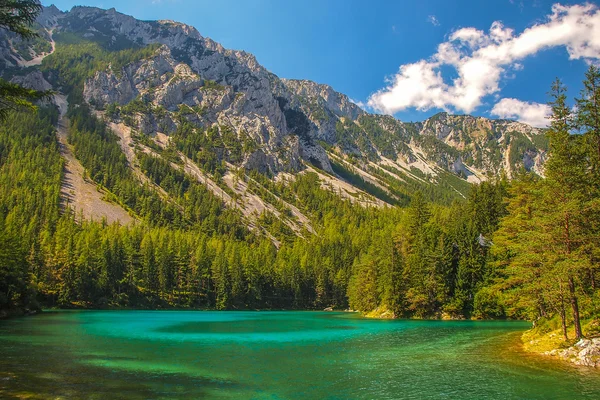 Dağlar ve turkuaz Gölü — Stok fotoğraf