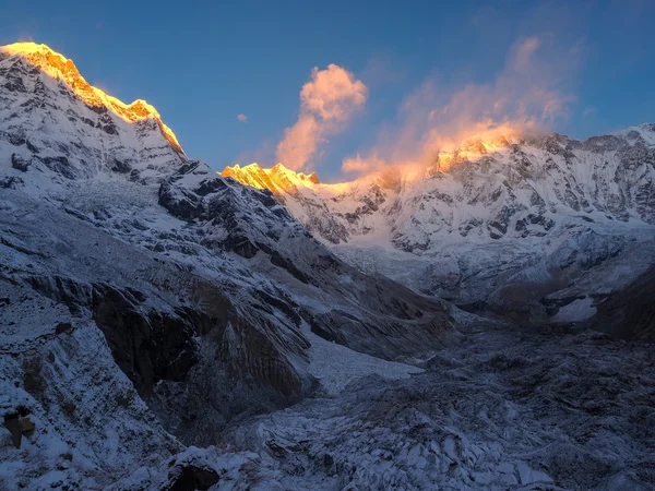 Annapurna Sul no Nepal ao nascer do sol — Fotografia de Stock