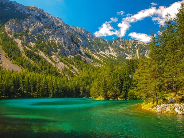 Berge und türkisfarbener See — Stockfoto