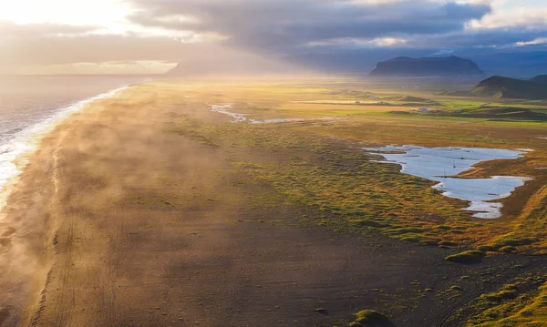 Kustlijn van IJsland tijdens zonsondergang — Stockfoto