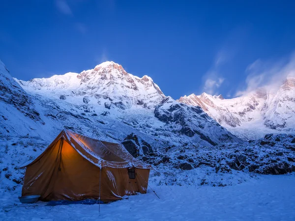 겨울 밤에 산속에 텐트 — 스톡 사진