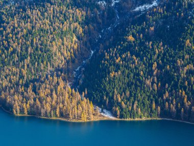 İsviçre Alpleri'nde Gölü
