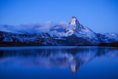 Matterhorn yansıması ile gece boyunca