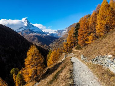 Karlı dağlar üzerinde sonbahar görünümü