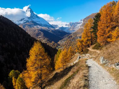 Karlı dağlar üzerinde sonbahar görünümü