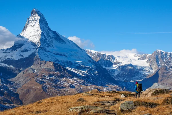 Matterhorn und Frau Reisende — Stockfoto