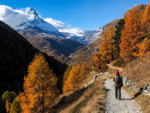 Matterhorn y viajero mujer — Foto de Stock