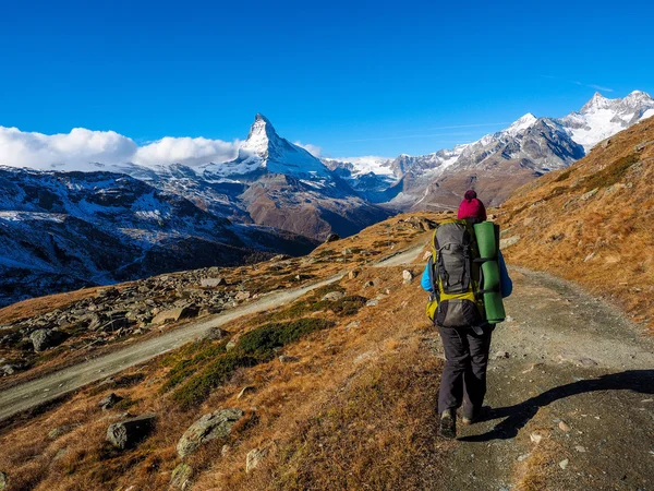 Matterhorn und Frau Reisende — Stockfoto