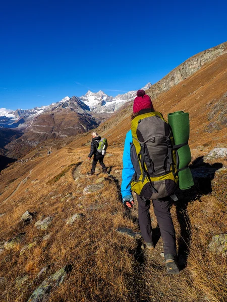 Matterhorn i Podróżujący — Zdjęcie stockowe