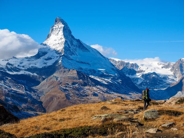 Matterhorn και γυναίκα ταξιδιώτη — Φωτογραφία Αρχείου