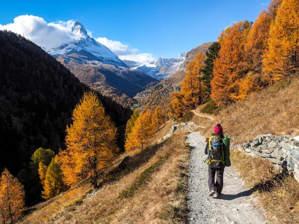 Matterhorn και γυναίκα ταξιδιώτη — Φωτογραφία Αρχείου