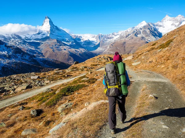 Matterhorn και γυναίκα ταξιδιώτη — Φωτογραφία Αρχείου
