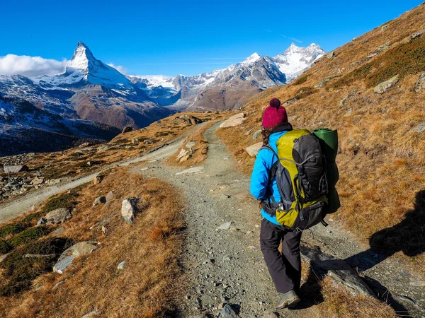 Matterhorn a žena cestovatele — Stock fotografie