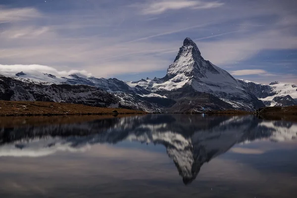 Matterhorn aikaisin aamulla pohdintaa — kuvapankkivalokuva