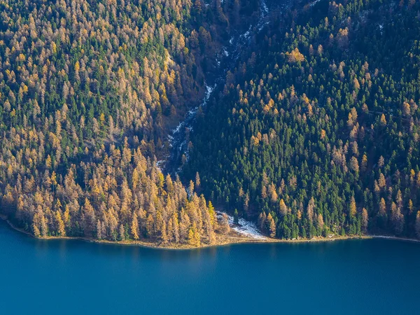 İsviçre Alpleri'nde Gölü — Stok fotoğraf