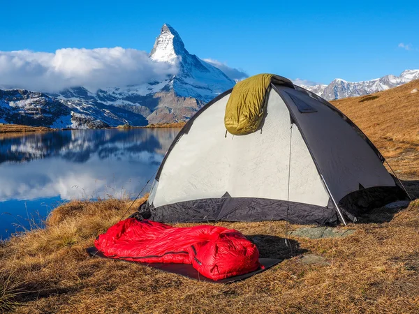 Zelt am Matterhorn — Stockfoto