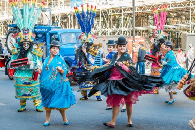 Bolivya lı geleneksel dansçılar