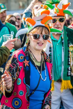 Günü kutlayan eğlenceli şapkalı mutlu insanlar