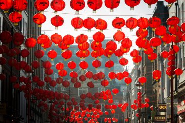 Akşam ışıkta parlayan fener
