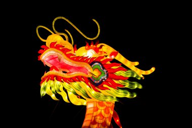 Siyah bir zemin üzerine ejderha kafa fener