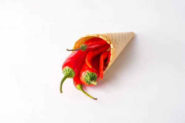 Chiles rojos picantes en un cono de oblea — Foto de Stock