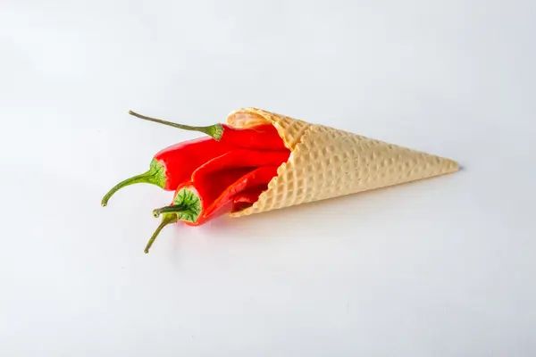 Pimentos de pimentão quente vermelho em um cone de bolacha — Fotografia de Stock