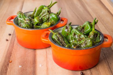 Casserols içinde kavrulmuş padron biber