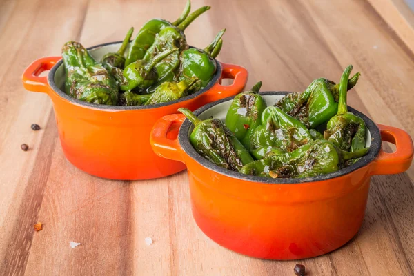 Pimientos padrón tostados en cazuelas — Foto de Stock