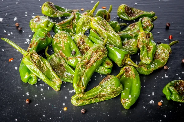 Rostad Padrón peppers — Stockfoto