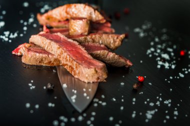 Orta az pişmiş biftek dilimleri bıçak closeup