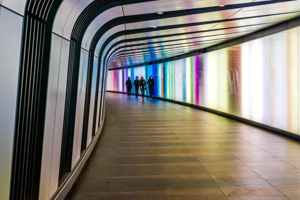 90 metros de largo túnel de pie curvado Imagen De Stock