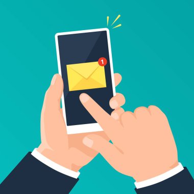 Telefonda e-posta bildirimi. Posta tebligatıyla el ele tutuşan akıllı telefon. Mobil ekranda yeni ileti uyarısı, e- posta uygulama vektörü kavramı