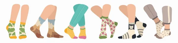 Pernas de meias. Mulheres e homens vestindo meias na moda. Meias coloridas de desenhos animados planos com padrão moderno em pés, conjunto de vetor de acessórios de moda — Vetor de Stock
