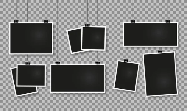 Fotorahmen auf Clips. Realistischer leerer Bilderrahmen, der auf Büroklammer hängt. Vintage Fotos Vorlage auf transparentem Hintergrund Vektor-Attrappe — Stockvektor