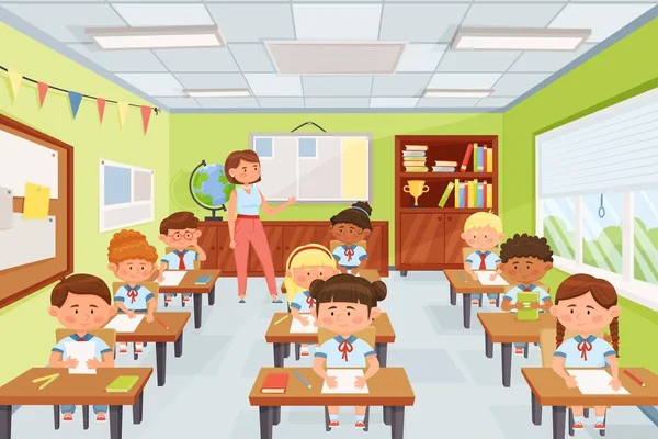 Profesor de dibujos animados con alumnos, niños de la escuela sentados en escritorios en el aula. Niños de primaria que estudian en clase ilustración vectorial — Vector de stock