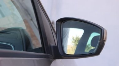 Arabanın yan aynası içeri ve dışarı katlanır..